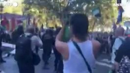 Vuelta, scontri e cariche alla protesta pro-Palestina a Madrid