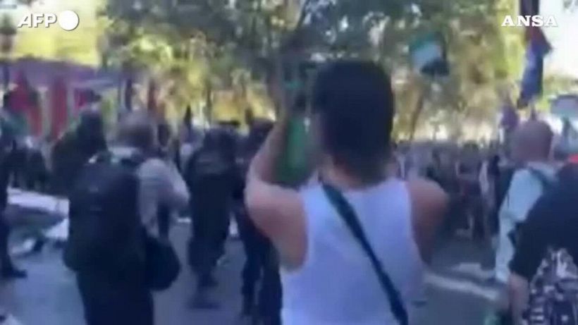 Vuelta, scontri e cariche alla protesta pro-Palestina a Madrid