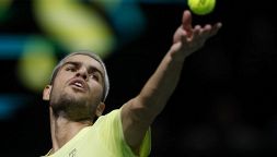 Perché Alcaraz sul cemento indoor fatica? Le differenze con Sinner e il timore di finirgli dietro nella Race