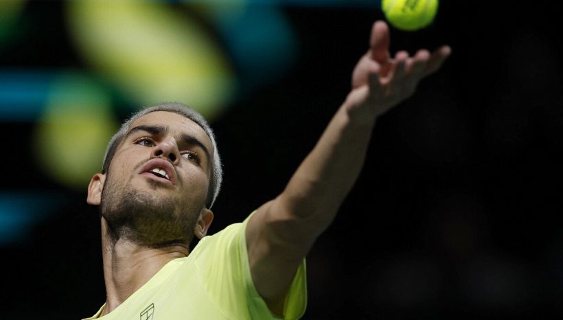 Perché Alcaraz sul cemento indoor fatica? Le differenze con Sinner e il timore di finirgli dietro nella Race