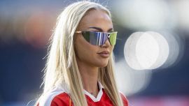 Alisha Lehmann spiega come si può giocare a pallone con fard e unghie lunghe, la gaffe sulla Juventus