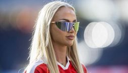 Alisha Lehmann spiega come si può giocare a pallone con fard e unghie lunghe, la gaffe sulla Juventus