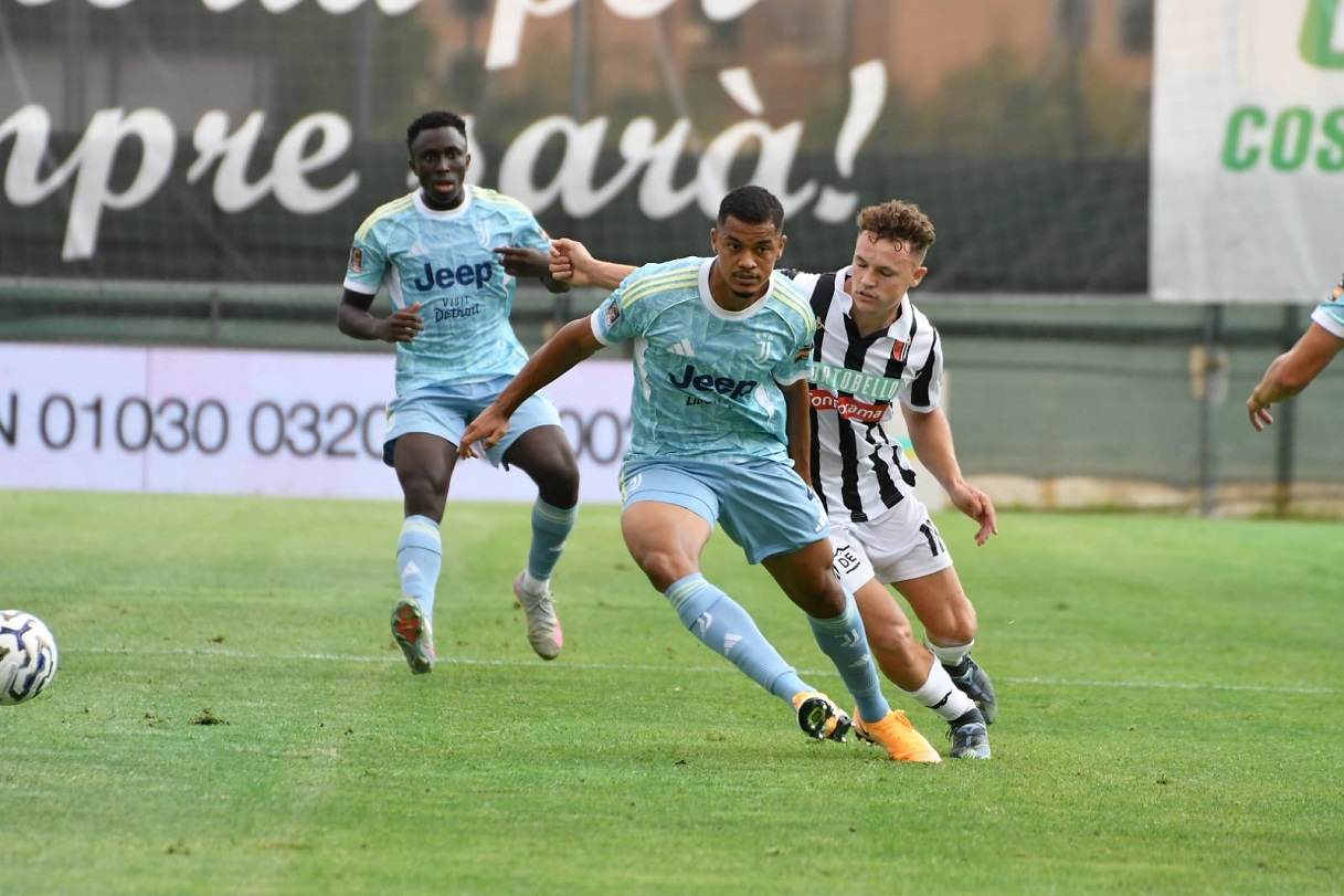 https://wips.plug.it/cips/sport.virgilio.it/cms/2025/10/ascoli-juventus-ng-pedro-felipe-juventus-ng-in-azione-lps-1.jpg