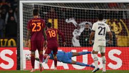 Record in Roma-Lille, il portiere Ozer para tre rigori: il Var, le furbate su Dovbyk e la prodezza su Soulé