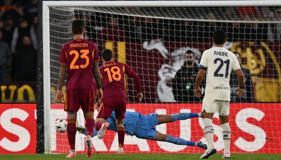 Record in Roma-Lille, il portiere Ozer para tre rigori: il Var, le furbate su Dovbyk e la prodezza su Soulé