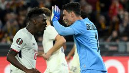 Berke Ozer, chi è il portiere turco che ha parato tre rigori di fila in Roma-Lille e che ha fatto meglio di Chevalier