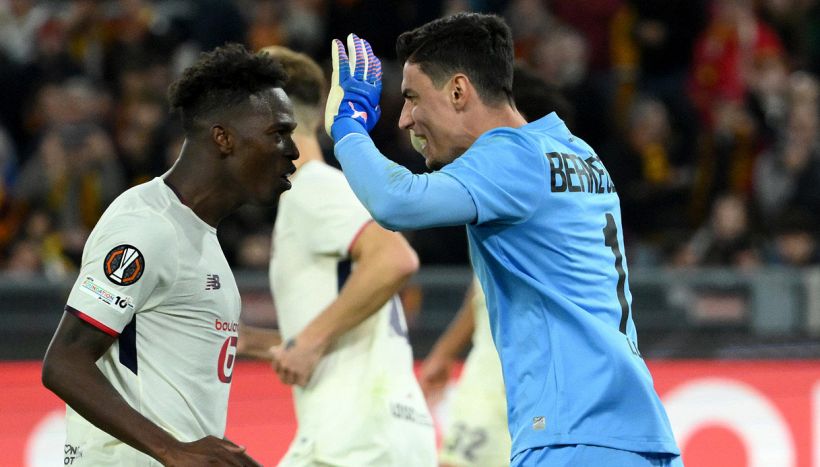 Berke Ozer, chi è il portiere turco che ha parato tre rigori di fila in Roma-Lille e che ha fatto meglio di Chevalier