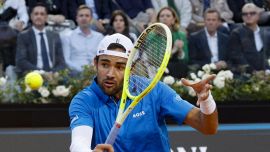 Berrettini, duro sfogo social in difesa di Rune: “È agghiacciante”. Il danese operato, i tempi di recupero