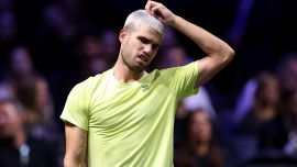 Alcaraz distrutto da Courier: 'È un kamikaze'. Carlos torna a casa, il piano per salvare la numero 1 da Sinner