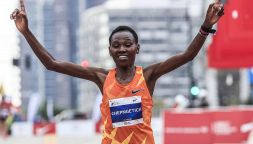 Ruth Chepngetich squalificata tre anni per doping, l'atleta del record del mondo ammette: l'impatto sui titoli, primato salvo