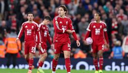 Liverpool, Chiesa non basta ai Reds: lo United e l'arbitro affondano Slot. Bufera su Oliver, svista clamorosa