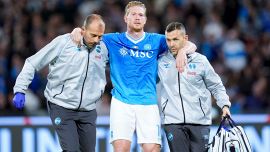 Napoli, De Bruyne ko: c'è lesione di alto grado al bicipite femorale, i tempi di recupero e la mossa di Conte