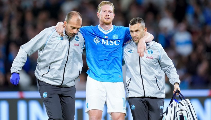 Napoli, De Bruyne ko: c'è lesione di alto grado al bicipite femorale, i tempi di recupero e la mossa di Conte