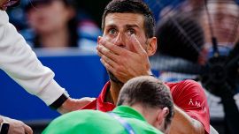 Djokovic si blocca contro Munar, si accascia e chiede il time-out nel mezzo degli ottavi di Shanghai per la caviglia