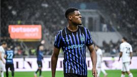 Inter, Dumfries come De Bruyne: pugno al pallone, nervi tesi e festa rovinata a Chivu e Bonny. L’olandese è un caso