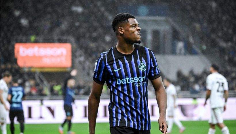 Inter, Dumfries come De Bruyne: pugno al pallone, nervi tesi e festa rovinata a Chivu e Bonny. L’olandese è un caso