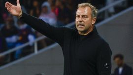 Barcellona, furia Flick: espulso, fa gesto dell’ombrello e scatena la polemica