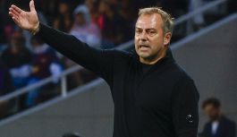 Barcellona, furia Flick: espulso, fa gesto dell’ombrello e scatena la polemica