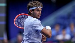 Cobolli, che figura con Munar: lo spagnolo gli asciuga il campo bagnato di sudore e poi lo batte in due set