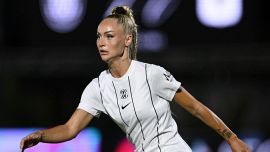 Alisha Lehmann si scatena all'Oktoberfest e fa sapere a tutti di essere single: birre e balli