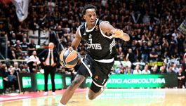 Eurolega, Niang s'è già preso la scena: un debutto da sogno (e l'Italia gongola). Della Valle punge Pozzecco