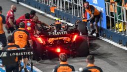 Gp Singapore, Leclerc graziato: nessuna penalità dopo aver colpito Norris in pit lane, l'errore del box Ferrari