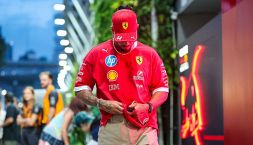 F1, Hamilton a Singapore sale subito sulla sua Ferrari: il gesto per dimenticare il dolore di Roscoe