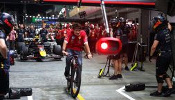 F1, Leclerc semina il panico: sfreccia in bici e piomba sulla pit lane Red Bull. Semaforo rosso per Charles