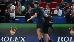 Incubo Shanghai, i crampi di Sinner e il vomito di Djokovic: Rune attacca l’ATP, Bertolucci incredulo. La WTA insegna