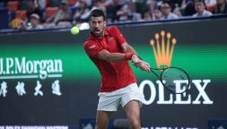 Shanghai, Djokovic infinito: supera i problemi fisici e batte Munar, ai quarti lo attende Bergs