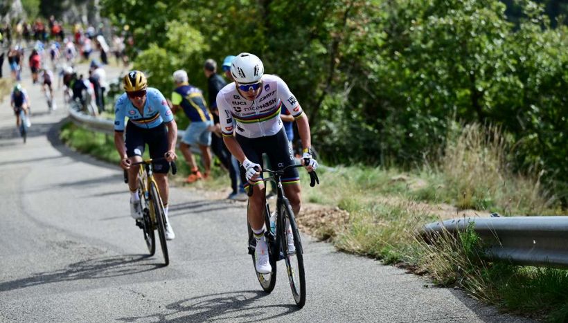 Europei, Pogacar è il cannibale 2.0: Evenepol si prende l’argento, che beffa per Scaroni. Vingegaard è un disastro