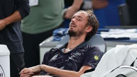 Medvedev, spettacolo e follia: l’assurda richiesta alla raccattapalle, la polemica su Nadal e la vittoria da “Hunger Games”