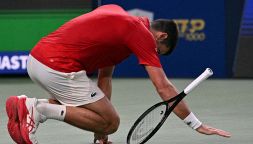 Djokovic, scene folli tra infortunio e testa nel ghiaccio: Vacherot in finale “alla Bradbury”, il gesto da applausi di Nole