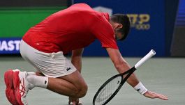 Djokovic, scene folli tra infortunio e testa nel ghiaccio: Vacherot in finale “alla Bradbury”, il gesto da applausi di Nole
