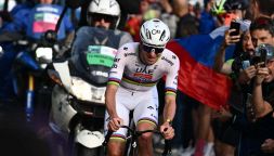 Lombardia, Pogacar riscrive il libro dei record: stacca tutti sul Passo di Ganda e firma uno storico pokerissimo