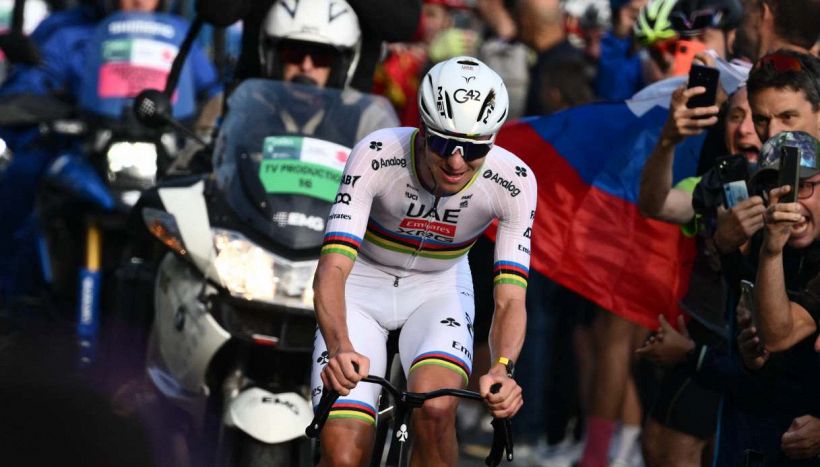 Lombardia, Pogacar riscrive il libro dei record: stacca tutti sul Passo di Ganda e firma uno storico pokerissimo