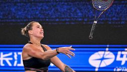 Sabalenka, scene di pura follia a Wuhan: la numero 1 scaglia la racchetta verso il raccattapalle ma viene graziata