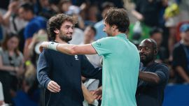 Rinderknech si prende una finale storica col cugino Vacherot: il “teatrino” di Medvedev e il caso da moviola