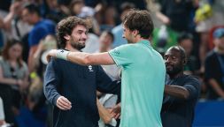 Rinderknech si prende una finale storica col cugino Vacherot: il “teatrino” di Medvedev e il caso da moviola