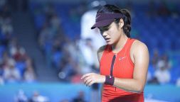 Raducanu, da promessa a perenne infortunata: a Ningbo interviene di nuovo il medico. L’accusa a Emma: “E’ un’imbrogliona”