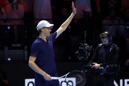 Kings Six Slam, Sinner si regala un'altra notte da sceicco: piega Djokovic e vola in finale contro Alcaraz