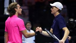 Six Kings Slam, Tsitsipas e Zverev giocano a incassa e fuggi: sui social è polemica dopo i flop di Stef e Sascha