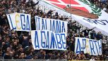 Como-Juventus, lo striscione 'comico' contro la Lega per la gara a Perth: in tribuna Gattuso, Henry e Wenger
