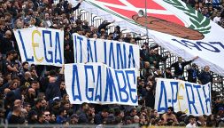 Como-Juventus, lo striscione "comico" contro la Lega per la gara a Perth: in tribuna Gattuso, Henry e Wenger