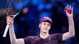 Sinner fatica più con l’intervista che con Altmaier: c’entra Laila Hasanovic. Il derby con Cobolli può riaccendere la polemica