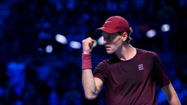 Sinner, stavolta è lui che si arrabbia: scena inedita a Vienna. De Minaur ormai non ce la fa più: il “demone” diventato vittima