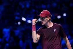 Sinner, stavolta è lui che si arrabbia: scena inedita a Vienna. De Minaur ormai non ce la fa più: il “demone” diventato vittima