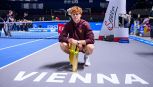 Sinner: la premiazione in tedesco è il cortocircuito perfetto dopo il no alla Davis. L’ammissione di Zverev, le difficoltà su Sky Sinner: la premiazione in tedesco è il cortocircuito perfetto dopo il no alla Davis. L’ammissione di Zverev, le difficoltà su Sky