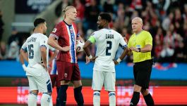 Norvegia-Israele, Haaland come Dovbyk, due rigori sbagliati di fila. È bufera sull'arbitro Marciniak
