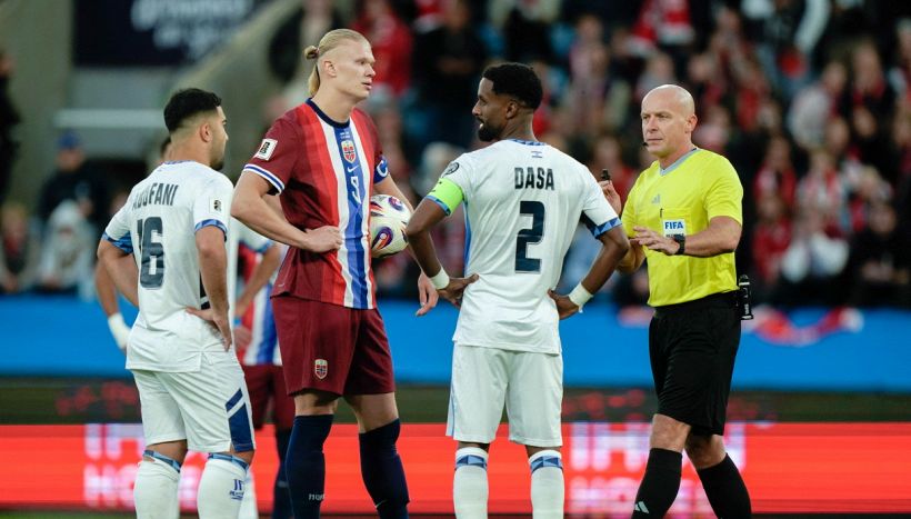Norvegia-Israele, Haaland come Dovbyk, due rigori sbagliati di fila. È bufera sull'arbitro Marciniak